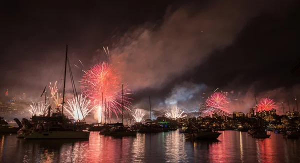 Fuegos artificiales y espectáculo de luz — Foto de Stock