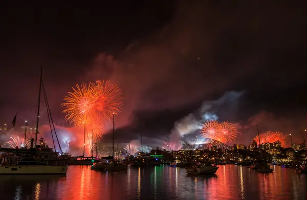 Fuegos artificiales y espectáculo de luz — Foto de Stock