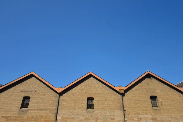 Brick wall with blue sky — Stock Photo, Image