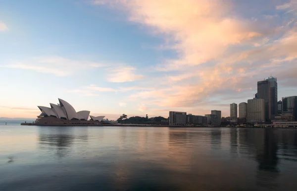 Salida del sol en la Ópera de Sydney — Foto de Stock