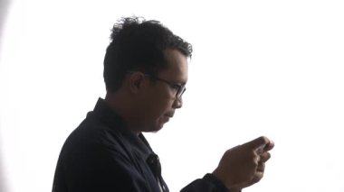 Gözlüklü bir gencin akıllı telefonuyla yaptığı yüksek çözünürlüklü video.