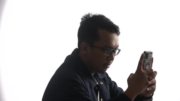 Высокое Видео Котором Молодой Человек Очках Фотографируется Смартфоном — стоковое видео