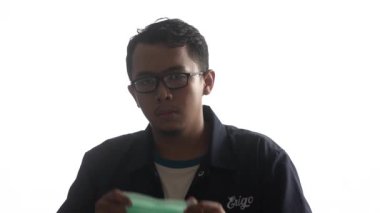 Gözlüklü genç adamın tıbbi maske taktığı yüksek çözünürlüklü video.