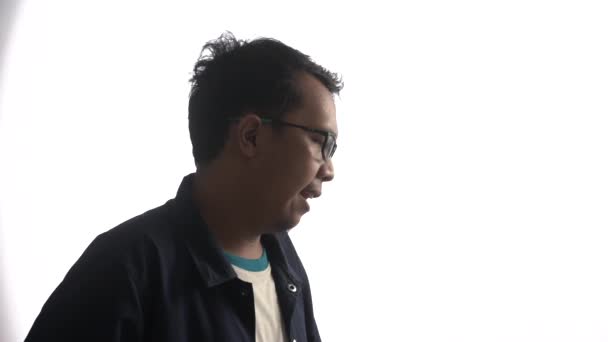 Wysokiej Klucz Wideo Zestresowany Młody Człowiek Okularach Podczas Głaskania Głowy — Wideo stockowe