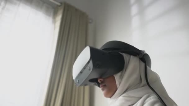 Asiatisk Liten Flicka Med Hijab Spelar Ett Spel Med Glasögon — Stockvideo
