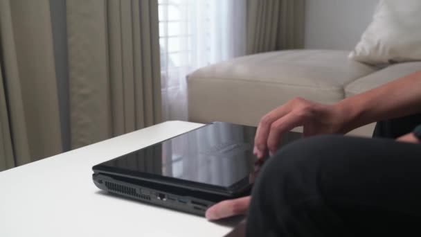 Ein Mann Öffnet Den Laptop Schaltet Ihn Ein Und Tippt — Stockvideo