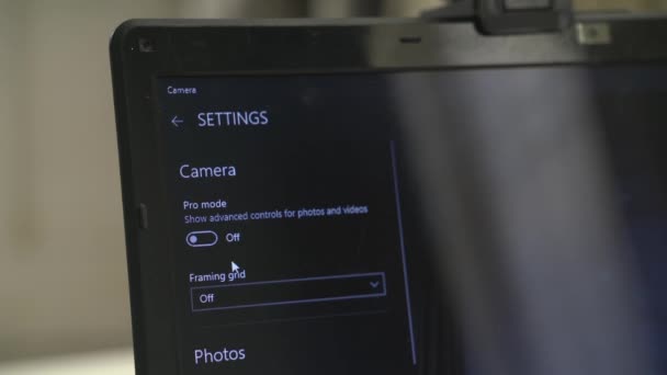Pria Menyiapkan Pengaturan Kamera Pada Laptop Terlihat Dari Layar — Stok Video
