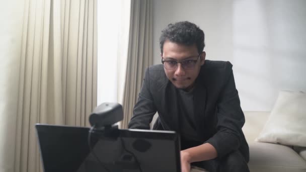 Asyalı Bir Adam Beyaz Konsept Odalı Bir Kanepede Oturan Web — Stok video