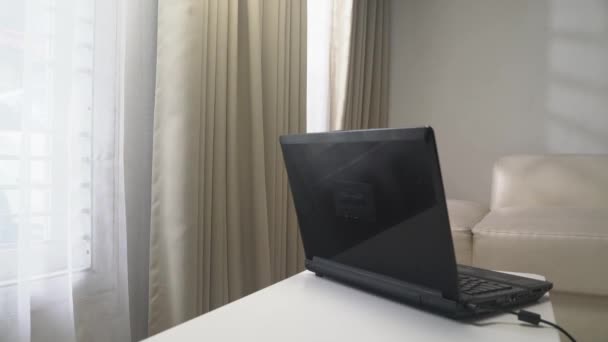 Czarny Laptop Białym Stole Salonie — Wideo stockowe