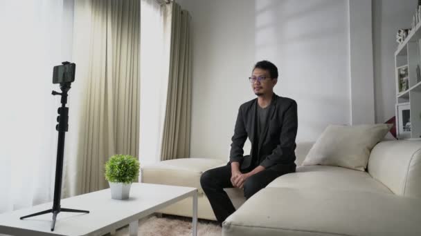 Aziatisch Man Maken Een Video Gesprek Interview Conferentie Zitten Een — Stockvideo