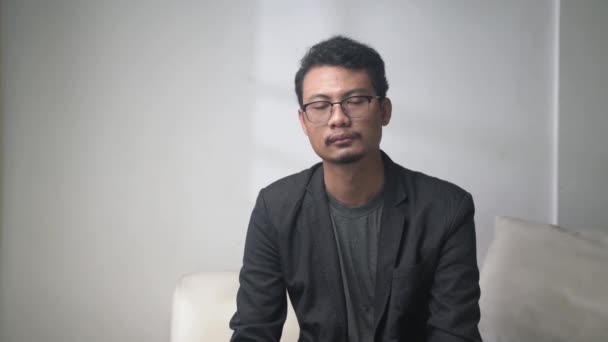 Kameraya Konuşan Gözlüklü Asyalı Bir Gencin Videosu — Stok video
