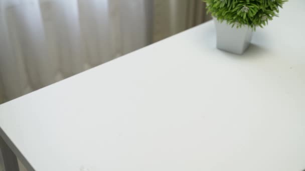 Відео Тринога Розміщеного Білому Столі — стокове відео