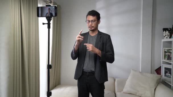 Asyalı Adam Ayağa Kalkıp Akıllı Telefon Kullanarak Görüntülü Görüşme Konferans — Stok video