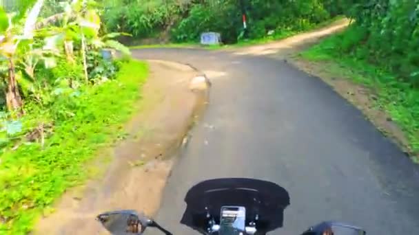 Rijden Een Motor Een Groene Heuvel Heuvel Weg Bosweg Gedurende — Stockvideo