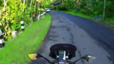 Gündüz vakti Yeşil Tepe yolunda motosiklet sürmek