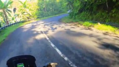 Gündüz vakti Yeşil Tepe yolunda motosiklet sürmek