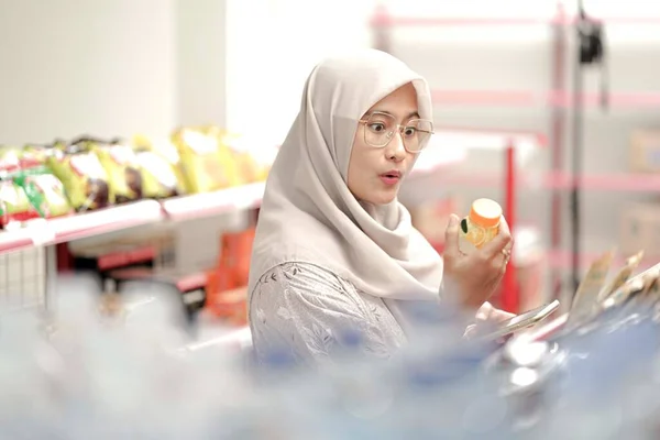Azji Muzułmanin Kobieta Hidżab Nosić Okulary Zakupy Supermarkecie Podczas Wyboru — Zdjęcie stockowe