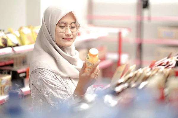 Wanita Muslim Asia Mengenakan Jilbab Memakai Kacamata Belanja Supermarket Sambil Stok Gambar