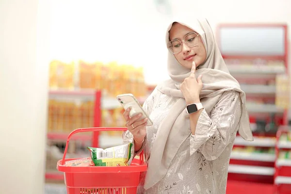 Wanita Muslim Asia Yang Cantik Mengenakan Jilbab Memakai Kacamata Belanja Stok Lukisan  