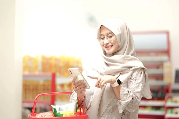 Wanita Muslim Asia Yang Cantik Mengenakan Jilbab Memakai Kacamata Belanja Stok Gambar