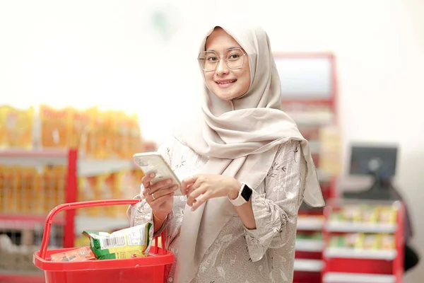 Wanita Muslim Asia Tersenyum Mengenakan Jilbab Memakai Kacamata Belanja Supermarket Stok Lukisan  