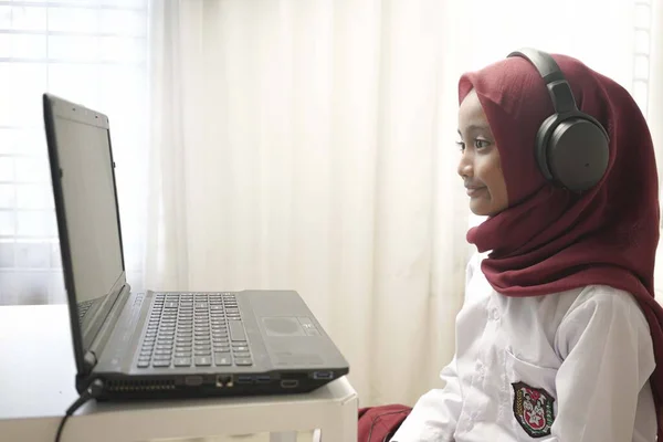 Uma Menina Bonita Vestindo Hijab Vermelho Fazendo Algo Seu Laptop — Fotografia de Stock