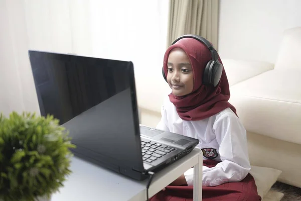 Ein Süßes Kleines Mädchen Mit Rotem Hijab Macht Etwas Auf — Stockfoto