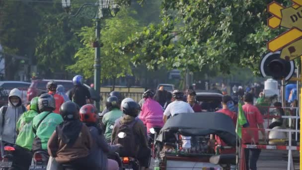 Pracowity Rano Ulica Pełna Pojazdów Ludzi Yogyakarta — Wideo stockowe