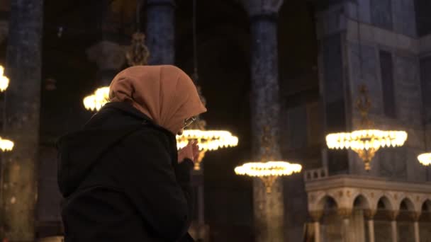 Азиатская Мусульманка Шарфе Молится Поднятыми Руками Мечети Святой Софии — стоковое видео