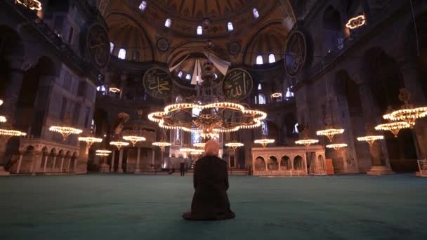 Femme Écharpe Assise Sur Sol Priant Mosquée Hagia Sophia Dans — Video