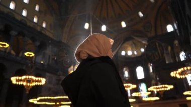 Ayasofya 'da dua eden ve Tanrı' nın lütfunu hisseden genç bir kadın.
