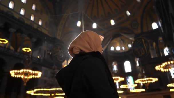 Молодая Женщина Молится Чувствует Божье Благословение Своем Сердце Hagia Sophia — стоковое видео