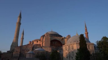 Güzel Cami, Hagya Sophia, güneş battıktan bir saat sonra muhteşem bir dış görünüşü olan Türkiye