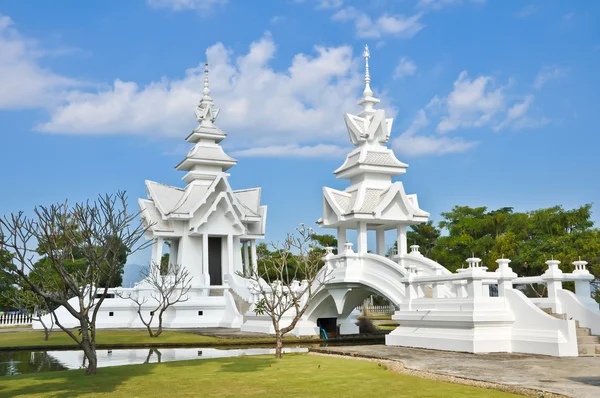 Igreja branca famosa em Wat Rong Khun, província de Chiang Rai, norte — Fotografia de Stock