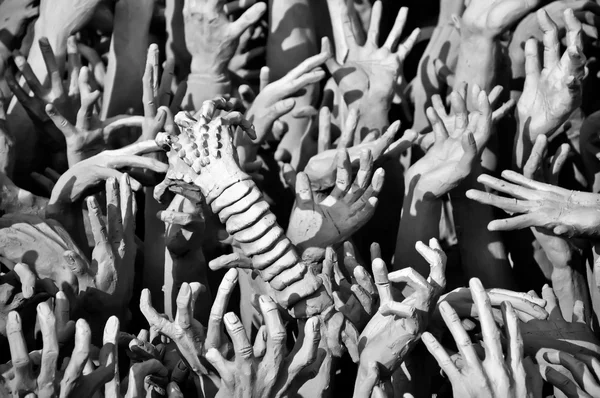 Mãos de homens pecadores e alienígenas no inferno — Fotografia de Stock