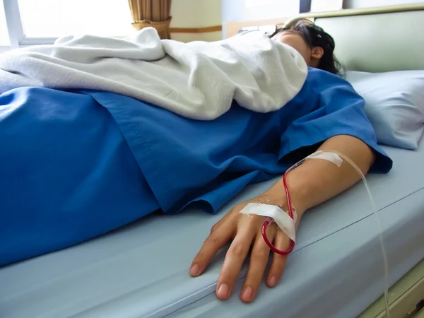 Pacient je ruka, která má krev v gumové trubice — Stock fotografie