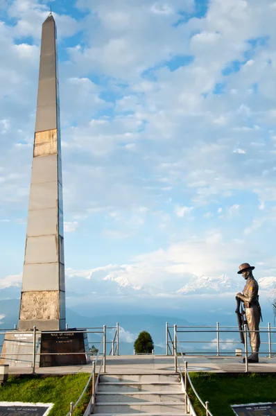 Estatua de soldado Gurkha en Batista Loop en el camino del tren de juguete en — Foto de Stock