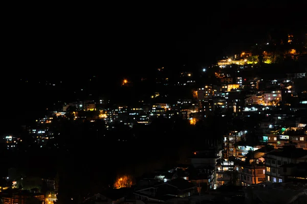 Lumière nocturne de maisons sur la montagne à Gungtok, Inde — Photo