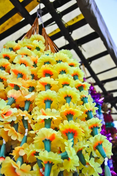 Пластиковый цветок Мэриголд — стоковое фото