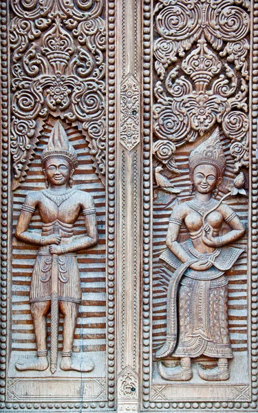 Dřevěné dveře na phu khao kaew chrámu v ubonratchathani, Thajsko — Stock fotografie