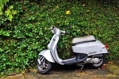 sonra yağmur ekili duvar ile scooter