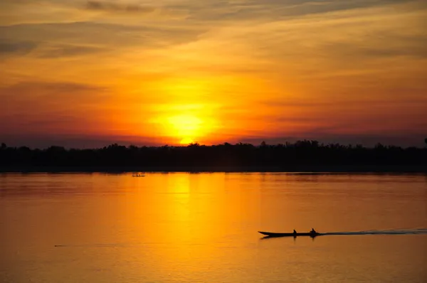 Un barco con salida del sol — Foto de Stock