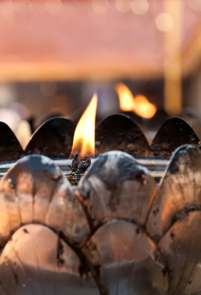 Flamme dans le lotus métallique pour le culte buddha — Photo