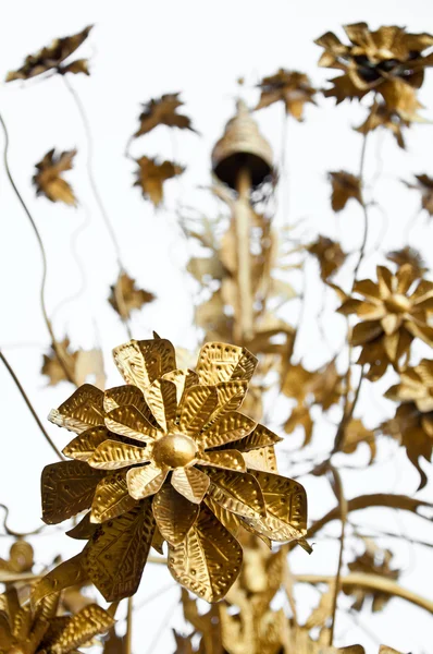 La fleur en métal doré dans le style traditionnel thaïlandais — Photo