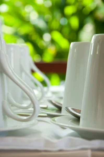 Weiße Kaffeetasse auf dem Tisch — Stockfoto