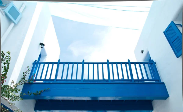 Blaue Holzbrücke mit weißem Mittelmeergebäude — Stockfoto