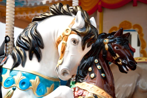 Beyaz ve kahverengi döner mekanizmalar içinde eğlencesi park