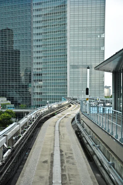Eisenbahn im Bahnhof Shimbashi in Tokio, Japan — Stockfoto