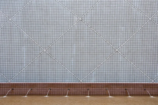 Uma parede com azulejos como fundo — Fotografia de Stock