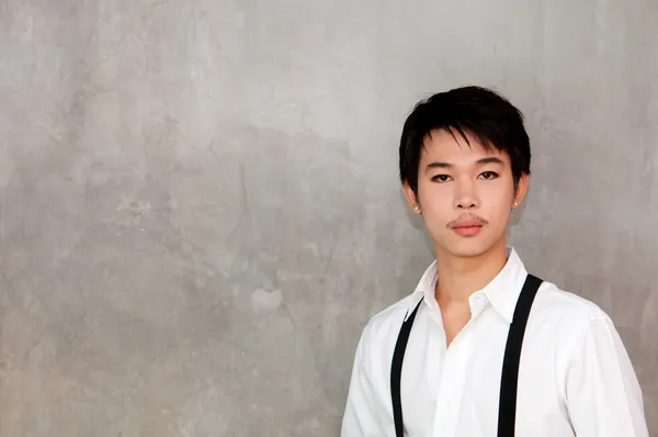 genç erkek ile beyaz gömlek ve pantolon askısı